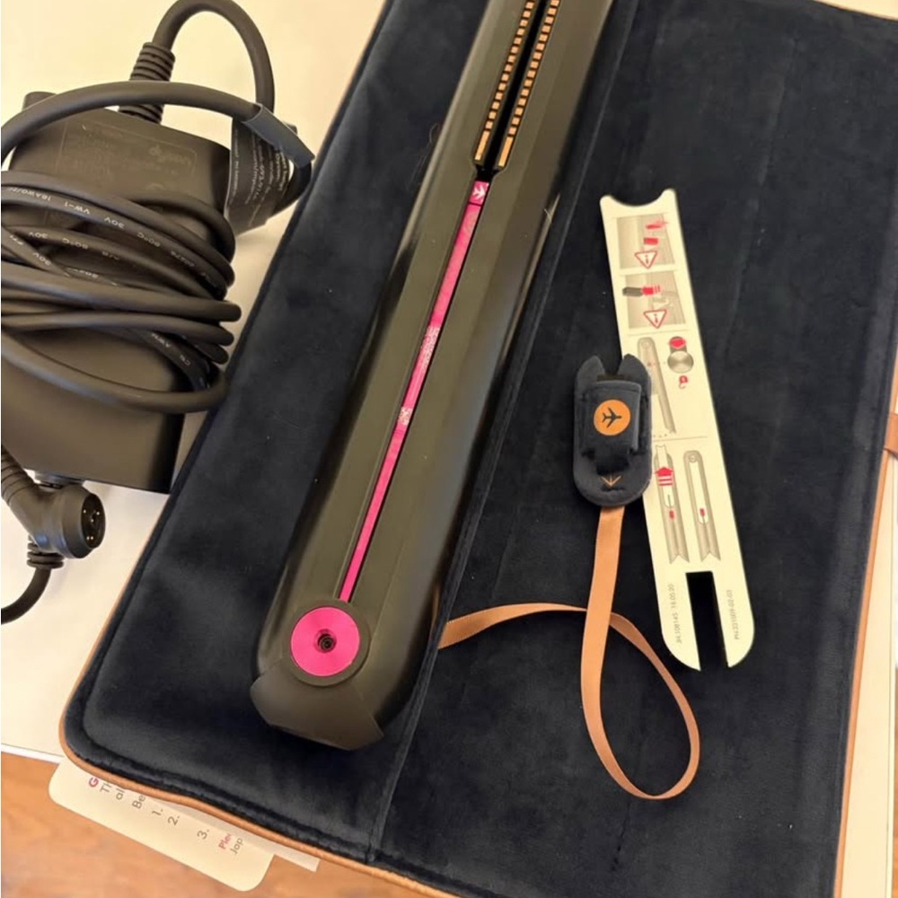 Dyson corrale hair styler straightener includes all as shown in picture